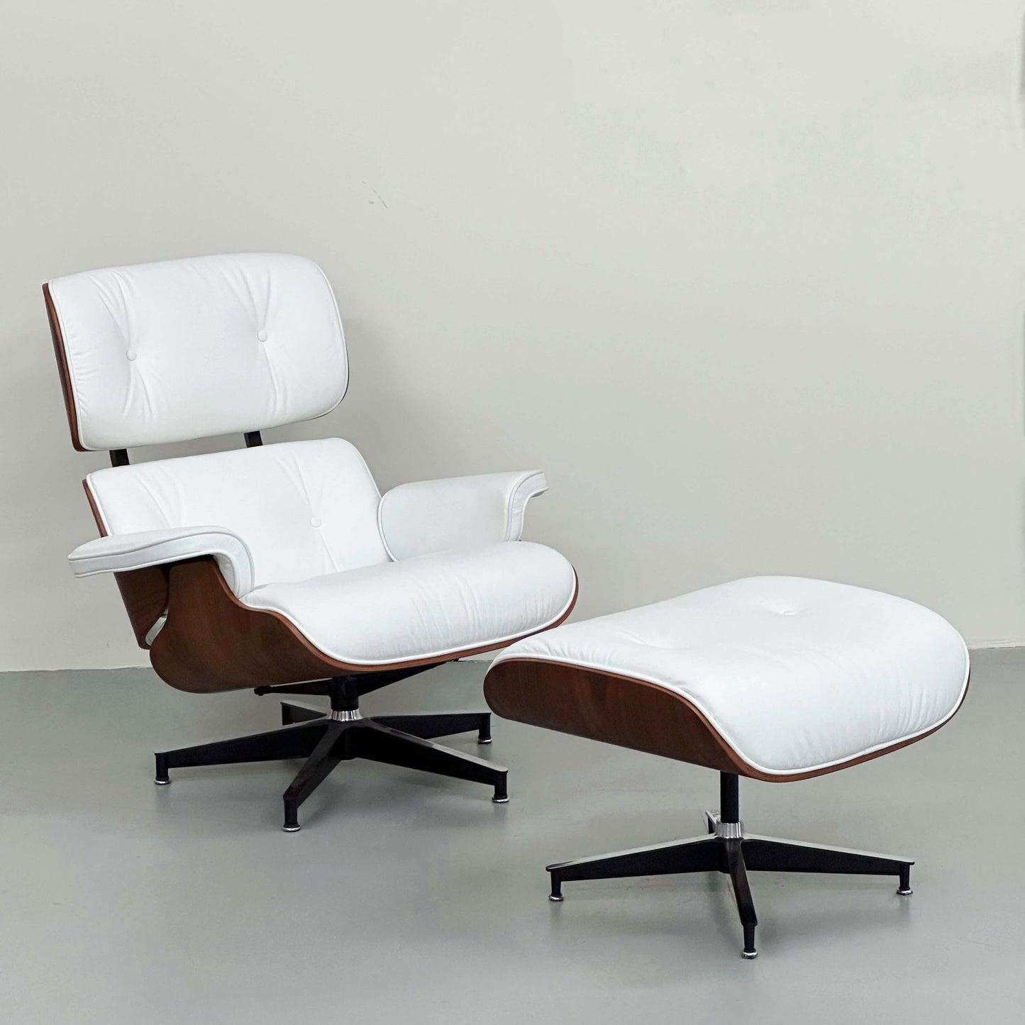 MID CENTURY EAMES STYLE LOUNGE CHAIR BY THE ICONIC CHAIR